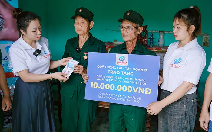 Hình ảnh nhân viên hỗ trợ khách hàng sẵn sàng trợ giúp về các vấn đề quyền riêng tư dữ liệu